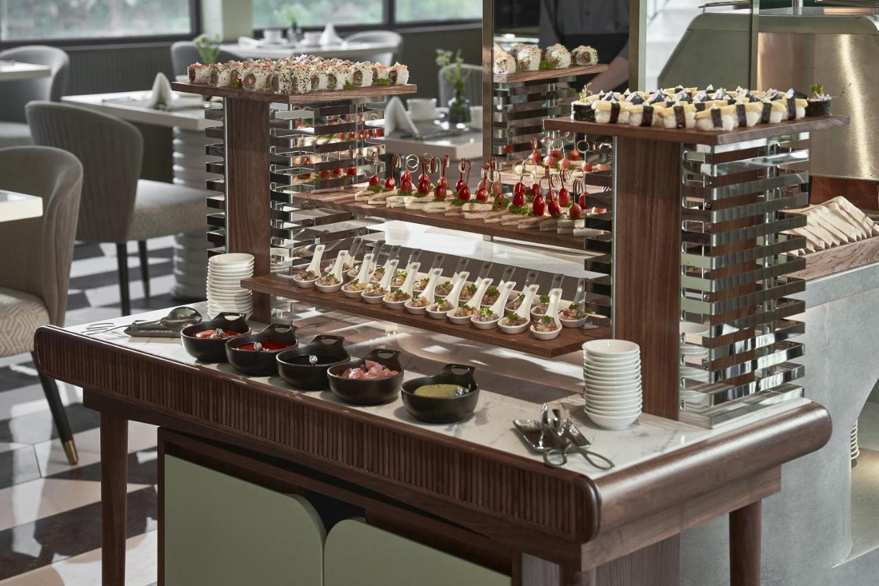 La Siesta Premium Saigon Hotel Ho Chi Minh City Exterior photo A buffet at a restaurant
