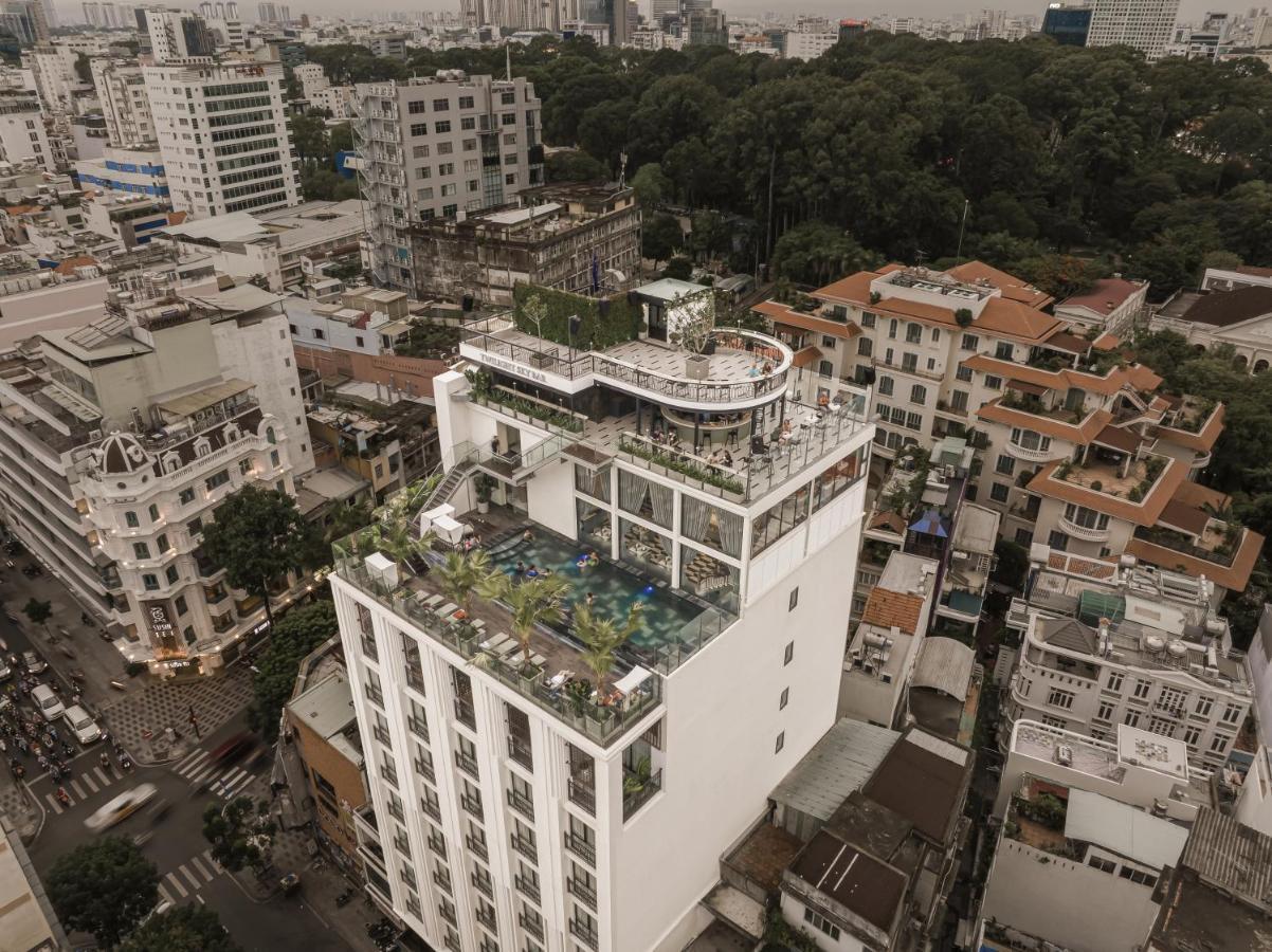 La Siesta Premium Saigon Hotel Ho Chi Minh City Exterior photo The hotel's rooftop pool