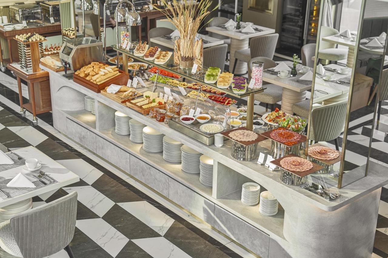 La Siesta Premium Saigon Hotel Ho Chi Minh City Exterior photo A buffet at a hotel
